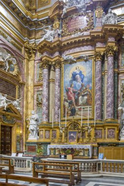 Roma, İtalya - 17 Haziran 2014: Yan nefin Basilica dei Santi Ambrogio e Carlo al Corso Pio Paolini tarafından (1678-1681), Roma, İtalya, kubbe