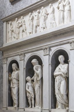Rome, İtalya - 17 Haziran 2014: İç kilisenin heykeller azizleri ve Şehitleri Basilica dei Santi Ambrogio e Carlo al Corso, Roma, İtalya