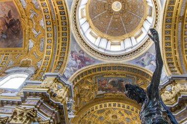 Rome, İtalya - 17 Haziran 2014: Altın yuvarlak kubbede Basilica dei Santi Ambrogio e Carlo al Corso melekler, azizlerin ve İsa'nın heykelleri ile sanatsal boyalı duvarlar ile.