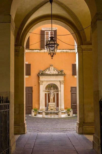 Arco Con Una Linterna Conduce Patio Con Una Antigua Fuente — Foto de Stock