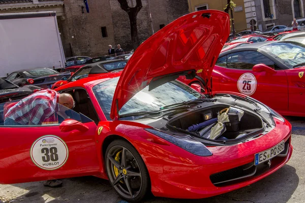 Řím Itálie Června 2014 Červené Italské Superauta Ferrari Otevřenou Kapotou — Stock fotografie