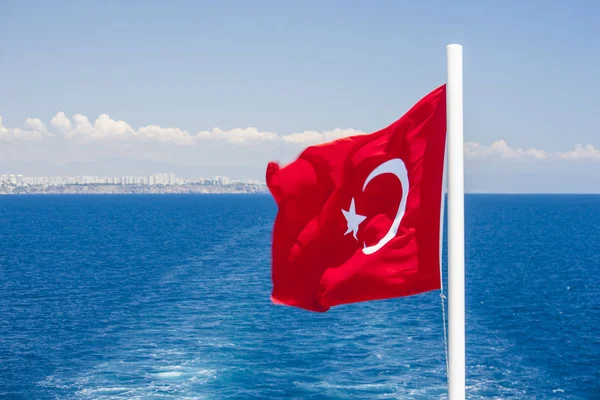 Kırmızı Türk bayrağı ve Salma su, Akdeniz'deki deniz yüzeyi izleme.
