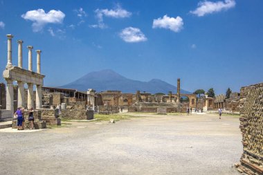 Panoramik antik kenti, harap antik sütunlar ve volkan Vesuvius, Pompei (Scavi di Pompei), Naples, İtalya.