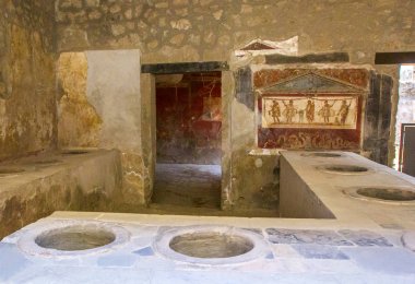Oturma odası (ekmek Thermopoly) duvarlar ve kil fıçılar acks gıda ticaret, harap şehir Patriklik, için Pompeii, Naples, İtalya hizmet fırın içine inşa fresklerle parçası.