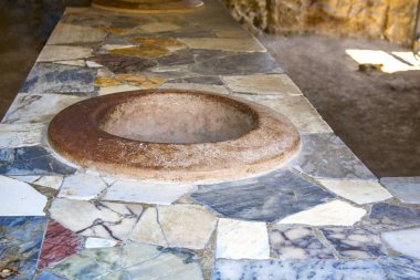 Herculaneum tezgah fırında raflar için gıda ticaret, Patriklik harap şehir Pompei, Naples, İtalya hizmet fırın içine inşa edilmiş kil kapları ile.