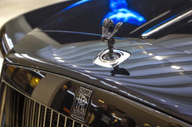 Münih, Almanya - 1 Kasım 2017: Siyah lüks araba ile hafif salon Sergi Merkezi Bmw Welt Münih Olimpiyat parkta Rolls-Royce şafak sunulur.