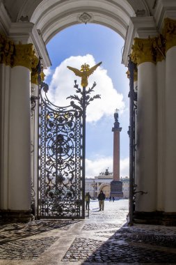 Saray Meydanı, Arch, Genel Kurmay ve bir melek kapıdan bir açık dökme demir, St. Petersburg, Rusya Federasyonu ile İskenderiye sütun görünümünü