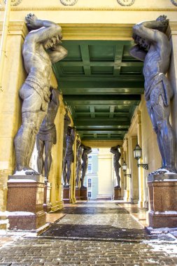 Mermer heykelleri Atlant'ın tutun tavan yeni Hermitage, St. Petersburg, Rusya Federasyonu
