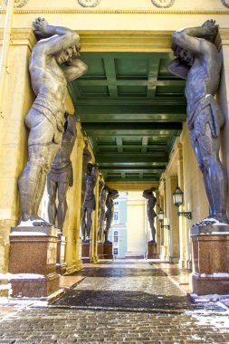 Mermer heykelleri Atlant'ın tutun tavan yeni Hermitage, St. Petersburg, Rusya Federasyonu