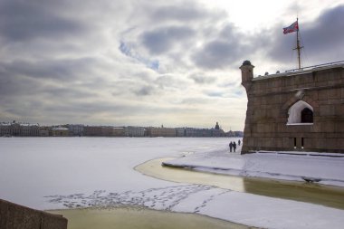 Peter ve Paul Fortress, Nevsky kapısı, Naryshkin Kalesi ve bayrak kule kışın buz altında panoramik St. Petersburg ve Neva Nehri. Ayak ayakkabılar karda, St. Petersburg, Rusya Federasyonu