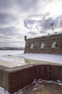 St. Petersburg ve Neva Nehri panoramik Görünüm'ün altındaki buz kış Peter ve Paul Fortress, Nevsky kapısı, Naryshkin Kalesi ve bayrak kule, St. Petersburg, Rusya Federasyonu