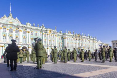 St. Petersburg, Rusya - 12 Nisan 2018: Zafer Bayramı (İkinci Dünya Savaşı zaferle) prova Palace Meydanı St. Petersburg, Rusya'nın Rus askeri Orkestrası