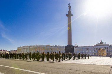 St. Petersburg, Rusya - 12 Nisan 2018: Zafer Bayramı (İkinci Dünya Savaşı zaferle) prova Palace Meydanı St. Petersburg, Rusya'nın Rus askeri Orkestrası