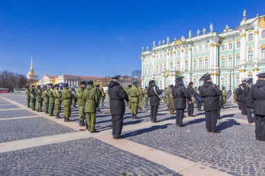 St. Petersburg, Rusya - 12 Nisan 2018: Zafer Bayramı (İkinci Dünya Savaşı zaferle) prova Palace Meydanı St. Petersburg, Rusya'nın Rus askeri Orkestrası
