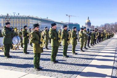 St. Petersburg, Rusya - 12 Nisan 2018: Zafer Bayramı (İkinci Dünya Savaşı zaferle) prova Palace Meydanı St. Petersburg, Rusya'nın Rus askeri Orkestrası