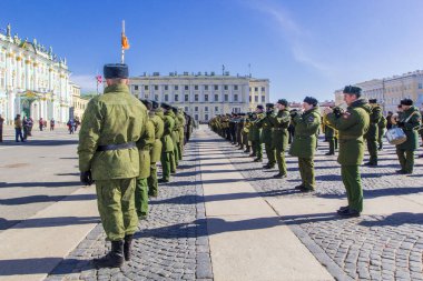 St. Petersburg, Rusya - 12 Nisan 2018: Zafer Bayramı (İkinci Dünya Savaşı zaferle) prova Palace Meydanı St. Petersburg, Rusya'nın Rus askeri Orkestrası