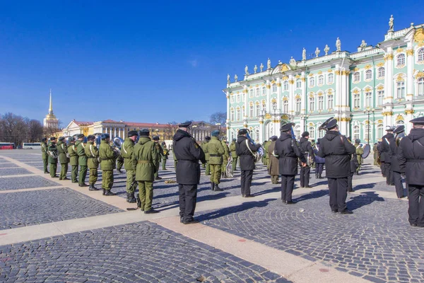St. Petersburg, Rusya - 12 Nisan 2018: Zafer Bayramı (İkinci Dünya Savaşı zaferle) prova Palace Meydanı St. Petersburg, Rusya'nın Rus askeri Orkestrası