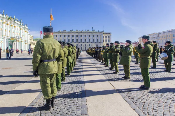 St. Petersburg, Rusya - 12 Nisan 2018: Zafer Bayramı (İkinci Dünya Savaşı zaferle) prova Palace Meydanı St. Petersburg, Rusya'nın Rus askeri Orkestrası