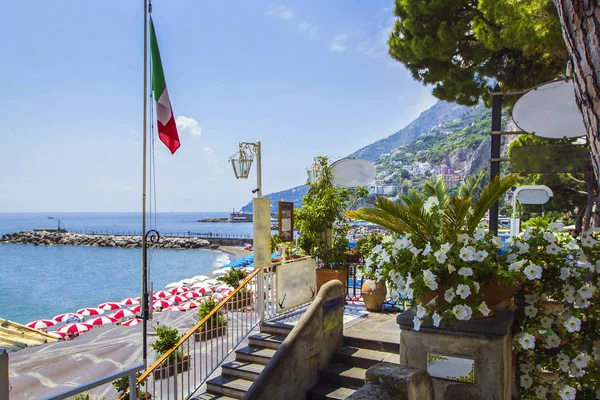 Vista Costa Amalfi Playa Mar Montañas Con Terraplén Decorado Con — Foto de Stock