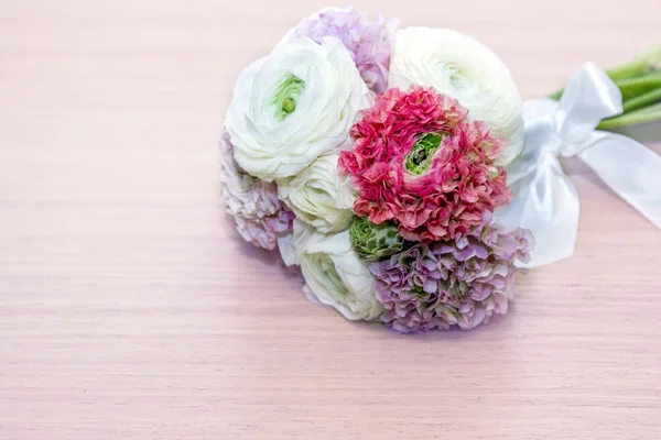 Boeket Van Lente Roze Ranunculus Met Verschillende Kleuren Selectieve Aandacht — Stockfoto