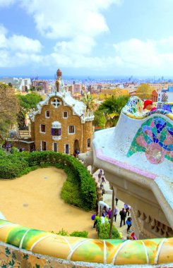 Mimar Antonio Gaudi ve cityscape manzara Barcelona, İspanya tarafından mozaikli Park Guell gingerbread panoramik manzaralı evler.