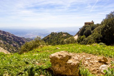 Montserrat dağ silsilesi Santa Maria de Montserrat Monastery, Barcelona, Katalonya, İspanya yakınındaki panoramik görünümü