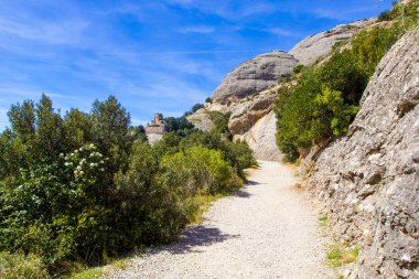 Panoramik Şapel Santa Maria de Montserrat Monastery, Barcelona, Katalonya, İspanya yakınındaki dağlarla Montserrat
