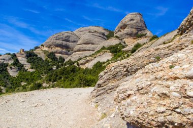 Montserrat dağ silsilesi Santa Maria de Montserrat Monastery, Barcelona, Katalonya, İspanya yakınındaki panoramik manzaralı