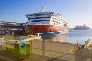 Yolcu ferrys Harbor güneşli sabahı yükleme de Helsinki, İskandinavya, Finlandiya için