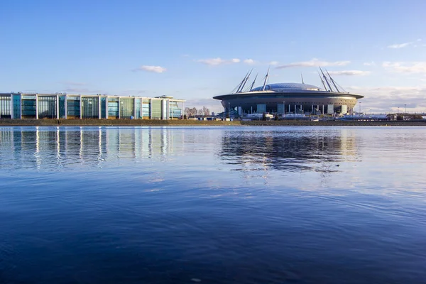 Saint-Petersburg, Rusya-22 Nisan 2018: Neva Nehri ve Fince Körfez görünümünden modern binalar ve yeni stadyum 