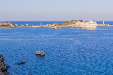 Sıcak gün batımı ışık, Ibiza, Balear Adaları, İspanya dock bağlantı noktasında limanındaki büyük beyaz cruise liner panoramik duruyor