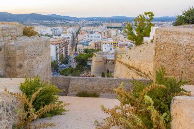 Eski şehir, sokak ve evlerin çatıları ve Ibiza Town, Balear Adaları, İspanya'nın Dağları Ortaçağ Kalesi panoramik görünümü