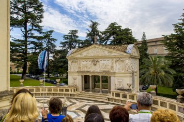 Villa Pia Vatikan bahçeleri görünümünü. Kılavuzu bir gezi turistler için Vatikan, Roma, İtalya yürütmektedir..