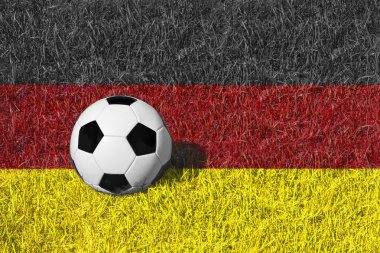 Siyah ve beyaz futbol bir çayır on top / Almanya, kopya alanı metin, kavram futbol için bayrağı boyalı olarak renkleri çimen