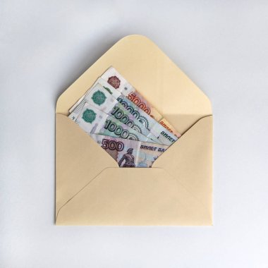 Ruble banknotları, beyaz arka planda nakit para. Para tasarrufu kavramı.