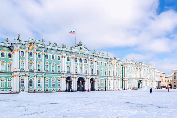 Kış Sarayı, Rusya 'nın St. Petersburg şehrinde Palace Meydanı' nda soğuk kar gününde Hermitage Müzesi inşa ediyor.