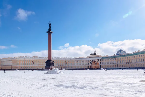 Genelkurmay binası ve İskenderiye Sütunu, Rusya 'nın St. Petersburg kentinde soğuk kar gününde Palace Meydanı' nda bir melekle birlikte.