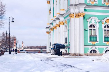 Kış Sarayı, Rusya 'nın St. Petersburg şehrinde Palace Meydanı' nda soğuk kar gününde Hermitage Müzesi inşa ediyor.