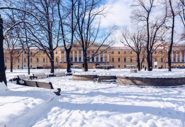 Kar beyazı ağaçlarıyla güzel kış manzarası, soğuk kar gününde mimarlık, St Petersburg, Rusya.