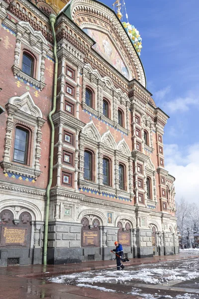 Petersburg Russia March 2018 Worker Cleans Snow Cathedral Church Savior — Stock Photo, Image