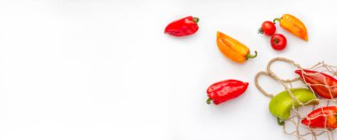 Beyaz arka planda ip torbasında taze biberler. Eko ile c örtüşüyor