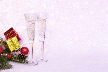 Yeni yıl kompozisyonu - Şampanya ve ladin ile iki bardak 