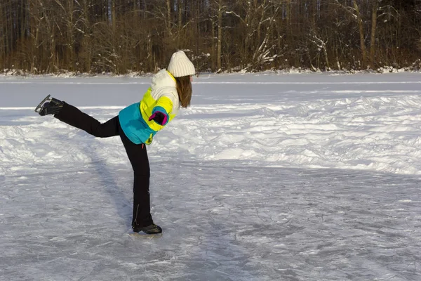 Girl Skates Frozen Forest Lake Sunny Frosty Day Makes Swallow — Stock Photo, Image