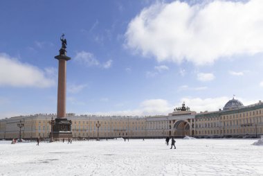 Genelkurmay binası ve İskenderiye Sütunu, Rusya 'nın St. Petersburg kentinde soğuk kar gününde Palace Meydanı' nda bir melekle birlikte.