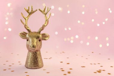Noel kompozisyonu minimal stil, altın geyik kafası.