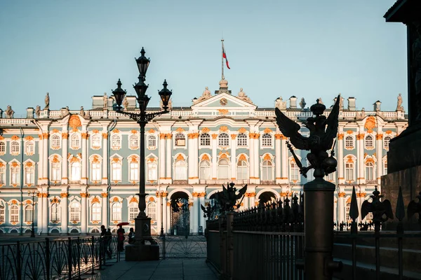 Kış Sarayı, Rusya 'nın başkenti St. Petersburg' da güneşli bir günde Palace Meydanı 'nda Hermitage Müzesi inşa ediyor.