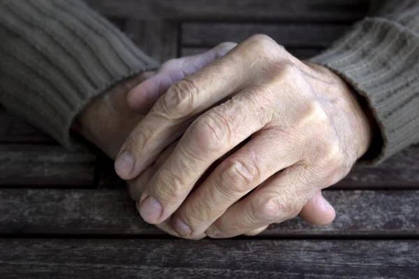 Hände Eines Alten Mannes Mit Faltiger Handfläche Auf Einem Holztisch — Stockfoto
