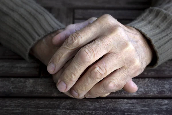 Händer Gammal Senior Man Med Rynkig Handflata Träbord Vintage Ton — Stockfoto