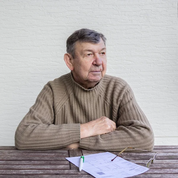 Retrato Homem Idoso Sentado Mesa Com Folha Branca Papel Caneta — Fotografia de Stock