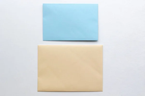 空白纸制信封 白色背景的信件 顶视图 邮政服务或贺卡概念 — 图库照片